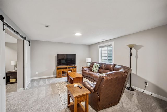 15304 Bellflower Lane, Urbandale, IA 50323