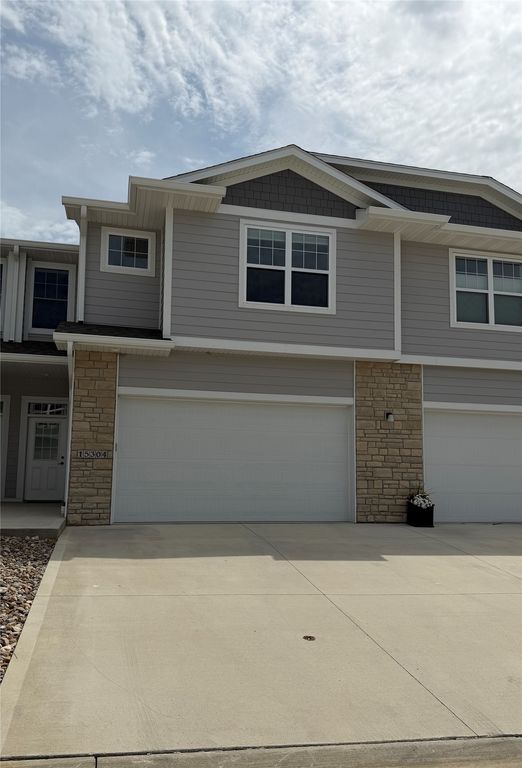15304 Bellflower Lane, Urbandale, IA 50323