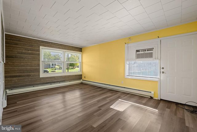 47 GLENWOOD LN, Levittown, PA 19055
