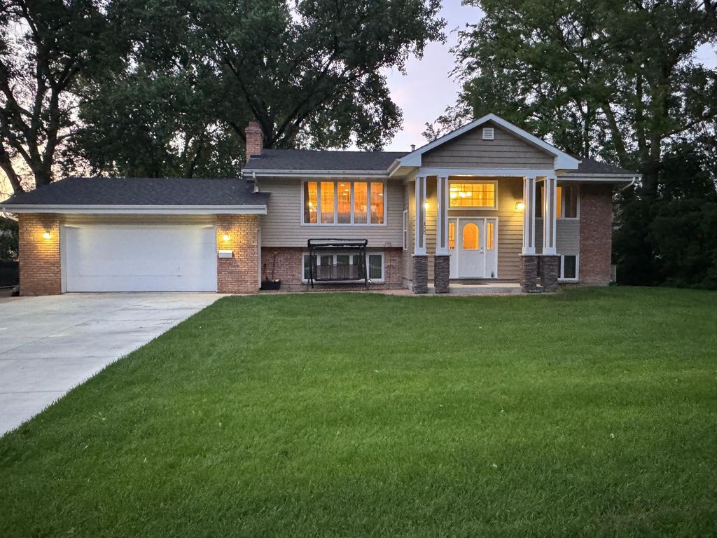 8000 Winnetka Heights Drive, Golden Valley, MN 55427