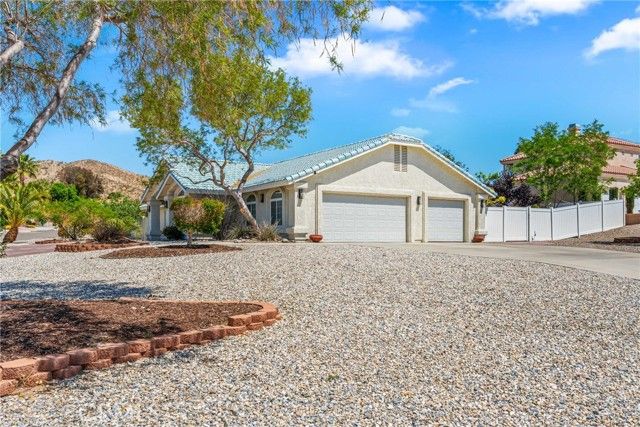 16501 Menahka Road, Apple Valley, CA 92307