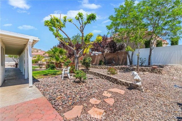 16501 Menahka Road, Apple Valley, CA 92307