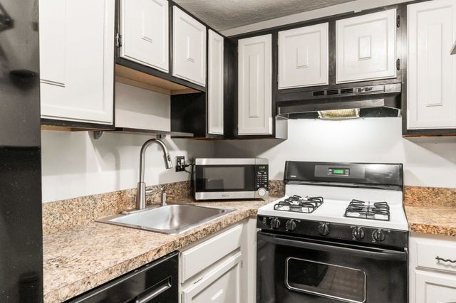 10 Karen Cir 14, Billerica, MA 01821