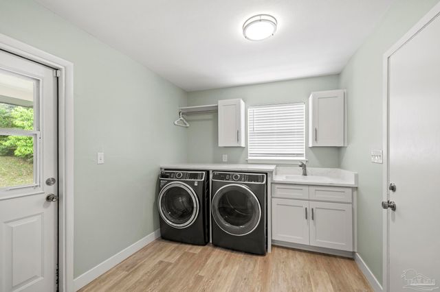 420 Dolphin St, Gulf Breeze, FL 32561