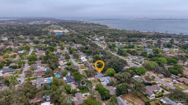 420 Dolphin St, Gulf Breeze, FL 32561