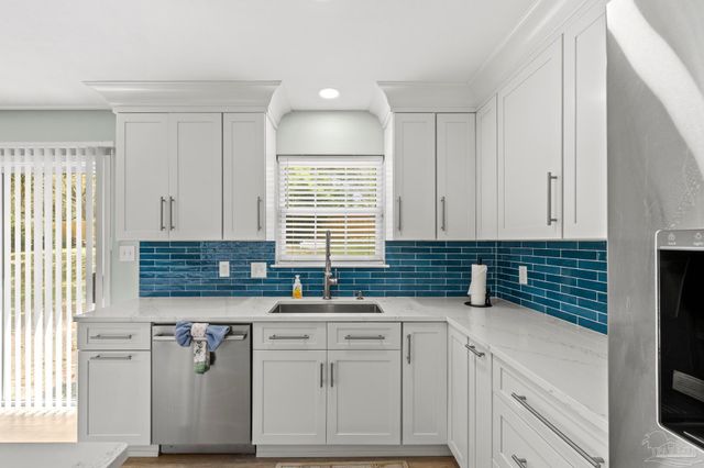 420 Dolphin St, Gulf Breeze, FL 32561