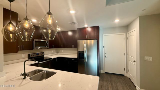 2821 S SKYLINE Drive 124, Mesa, AZ 85212