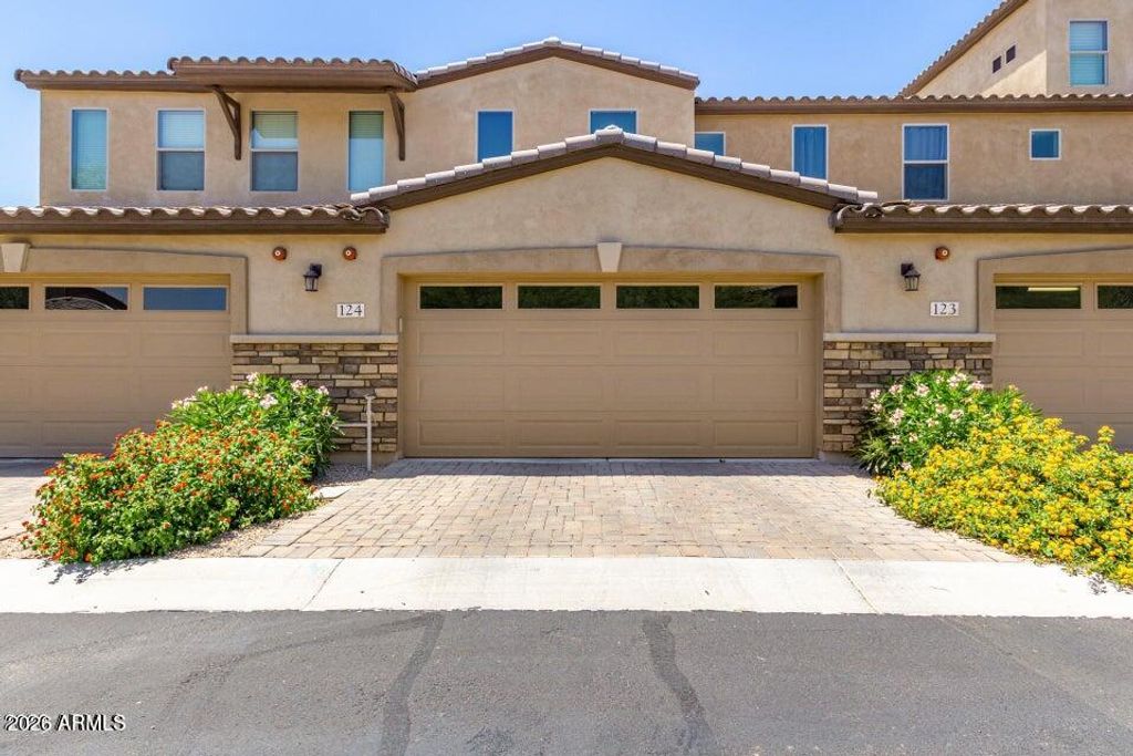 2821 S SKYLINE Drive 124, Mesa, AZ 85212