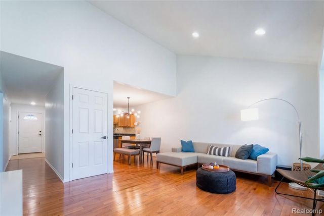5627 Seabreeze Lane 3, Sterling Heights, MI 48310