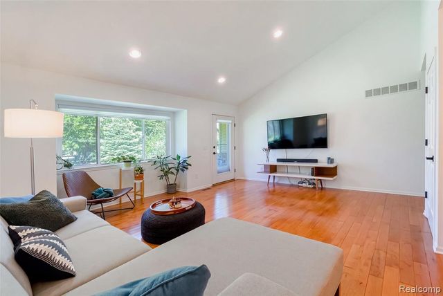 5627 Seabreeze Lane 3, Sterling Heights, MI 48310