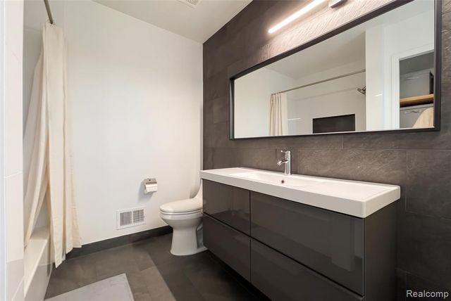 5627 Seabreeze Lane 3, Sterling Heights, MI 48310