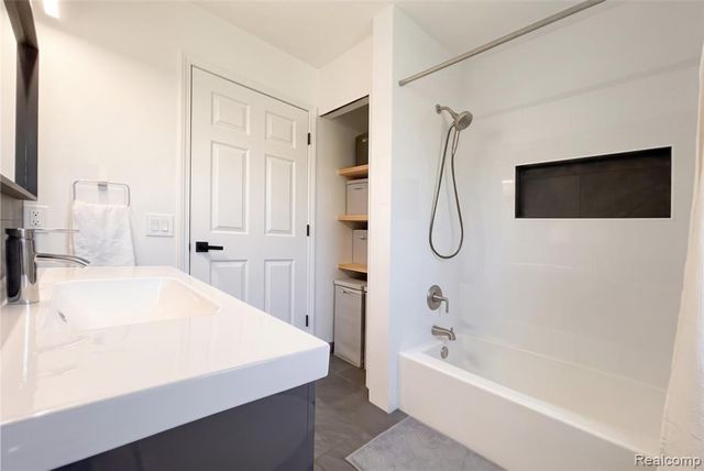 5627 Seabreeze Lane 3, Sterling Heights, MI 48310