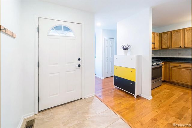 5627 Seabreeze Lane 3, Sterling Heights, MI 48310