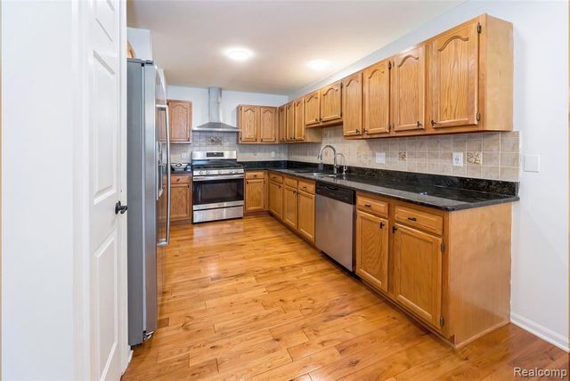 5627 Seabreeze Lane 3, Sterling Heights, MI 48310