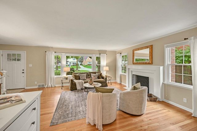 2425 N 81st STREET, Wauwatosa, WI 53213