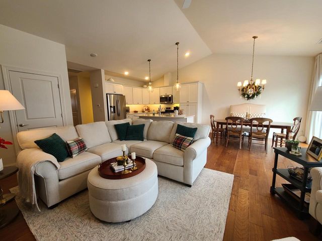 630 Cadence CIRCLE, Lake Geneva, WI 53147