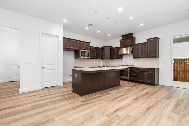 364 Peters Lane S, Madera, CA 93636