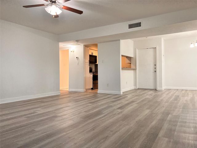 3005 Walnut Bend Lane 32, Houston, TX 77042