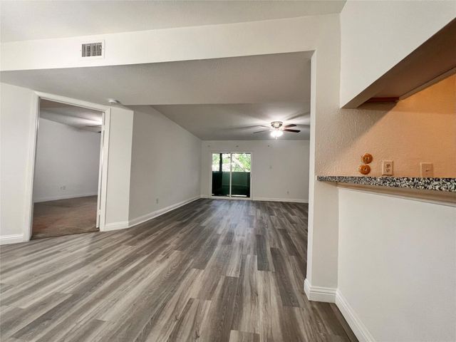 3005 Walnut Bend Lane 32, Houston, TX 77042