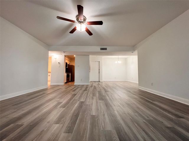 3005 Walnut Bend Lane 32, Houston, TX 77042