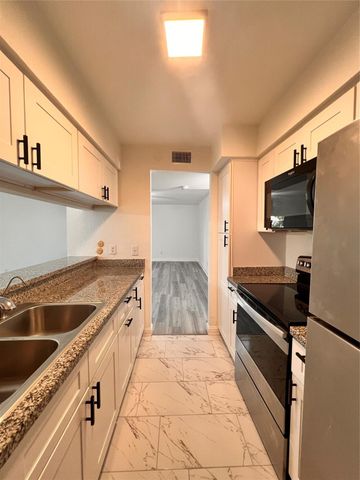 3005 Walnut Bend Lane 32, Houston, TX 77042