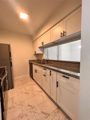 3005 Walnut Bend Lane 32, Houston, TX 77042