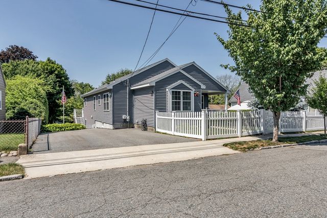 15 Hourihan St, Peabody, MA 01960