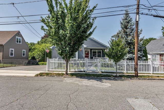 15 Hourihan St, Peabody, MA 01960