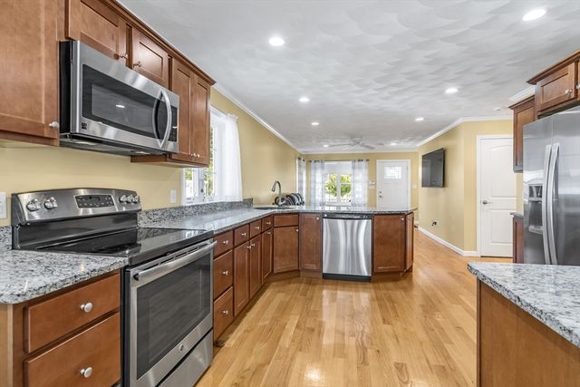 15 Hourihan St, Peabody, MA 01960