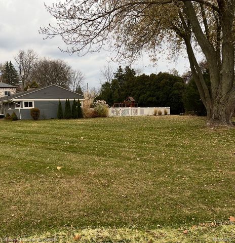 7431 N Briarcliff Knoll Drive, West Bloomfield Charter Township, MI 48322