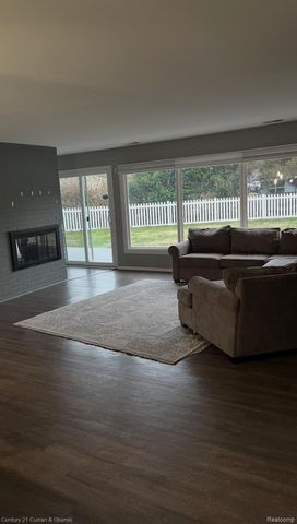 7431 N Briarcliff Knoll Drive, West Bloomfield Charter Township, MI 48322