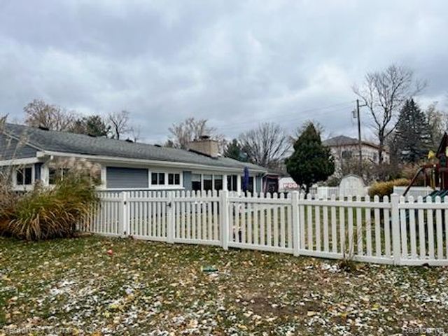 7431 N Briarcliff Knoll Drive, West Bloomfield Charter Township, MI 48322