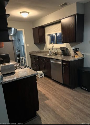 7431 N Briarcliff Knoll Drive, West Bloomfield Charter Township, MI 48322