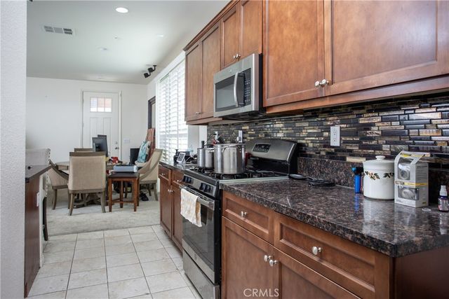 687 S Mandarin Lane, Rialto, CA 92376