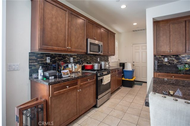 687 S Mandarin Lane, Rialto, CA 92376