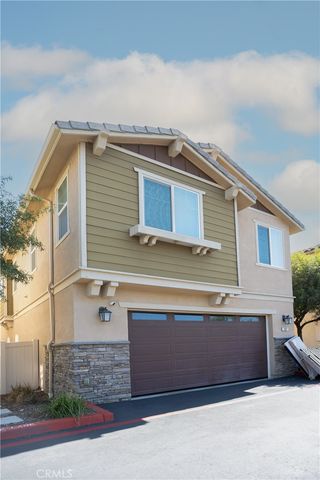 687 S Mandarin Lane, Rialto, CA 92376