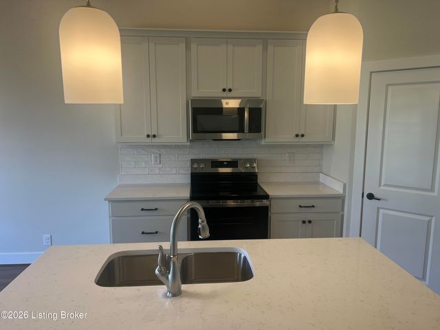 8220 Cedar Crest Ln, Louisville, KY 40291