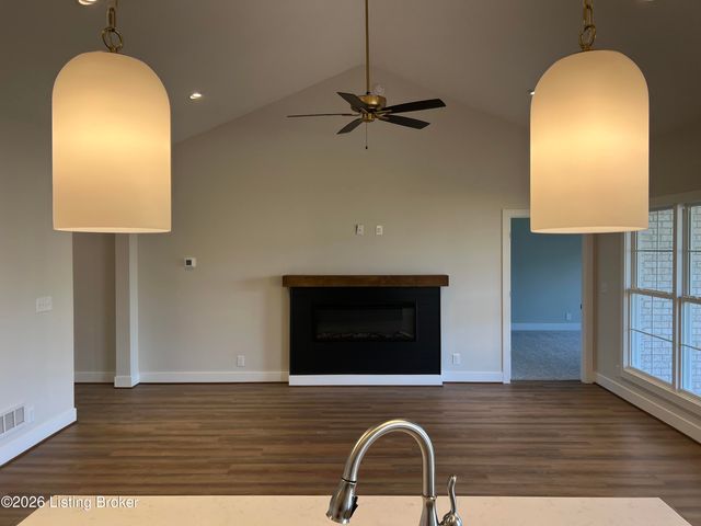 8220 Cedar Crest Ln, Louisville, KY 40291