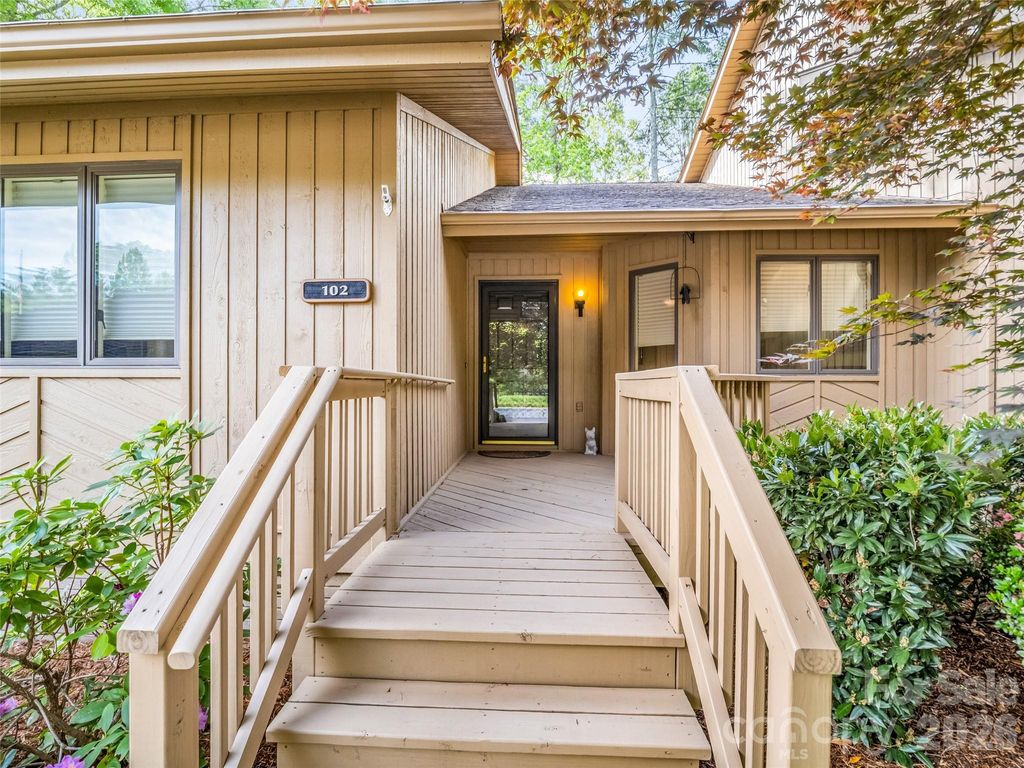 102 White Oak Drive, Hendersonville, NC 28791