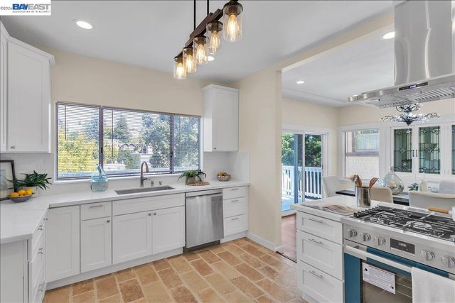 652 Valle Vista Ave, Oakland, CA 94610