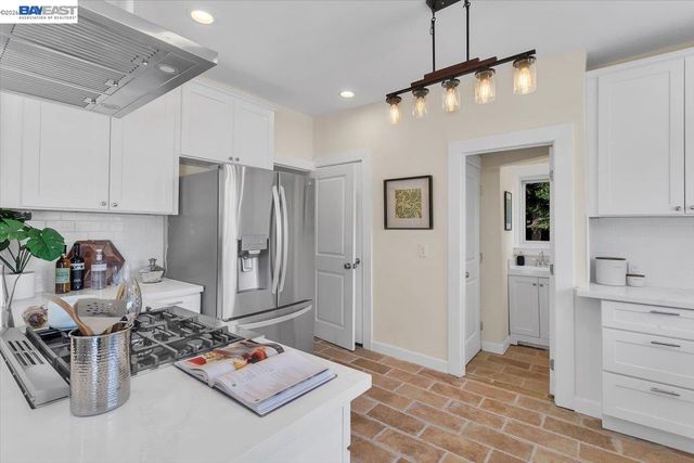 652 Valle Vista Ave, Oakland, CA 94610