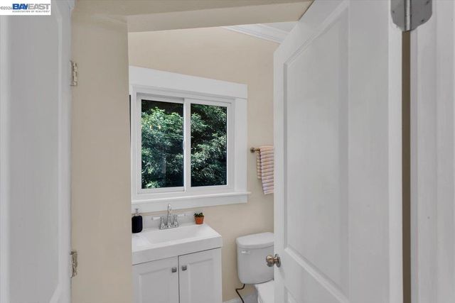 652 Valle Vista Ave, Oakland, CA 94610