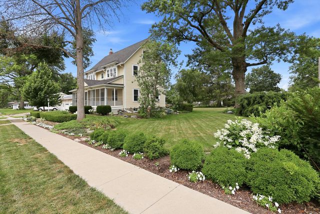 418 W Davenport Street, Eldridge, IA 52748