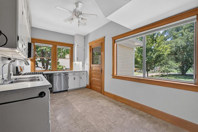 418 W Davenport Street, Eldridge, IA 52748