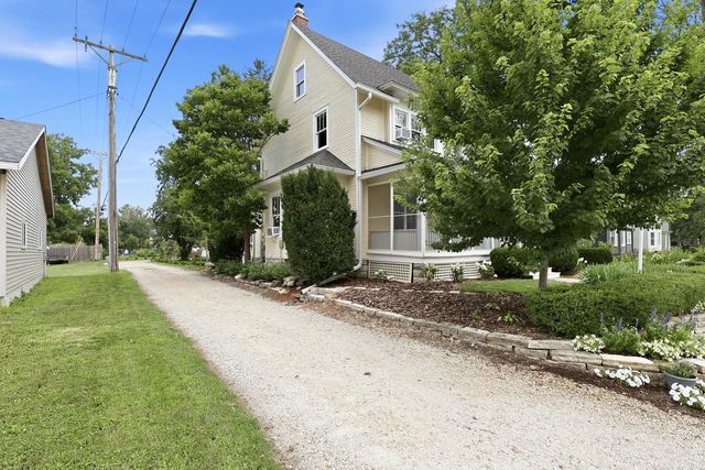 418 W Davenport Street, Eldridge, IA 52748