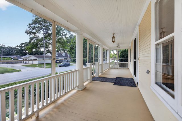 418 W Davenport Street, Eldridge, IA 52748