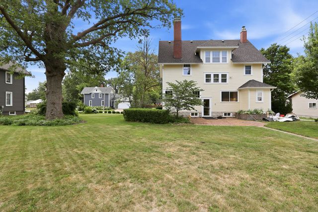 418 W Davenport Street, Eldridge, IA 52748