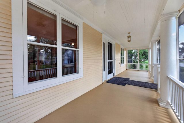 418 W Davenport Street, Eldridge, IA 52748
