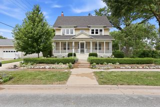 418 W Davenport Street, Eldridge, IA 52748