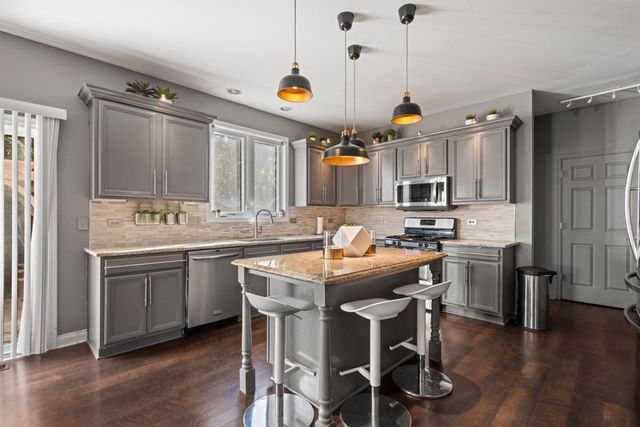 517 Meadowwood Lane, Oswego, IL 60543